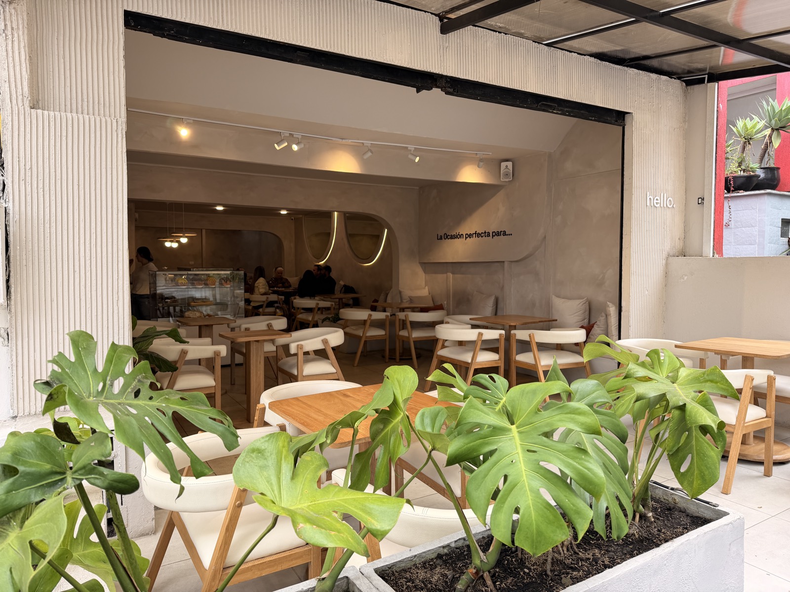 Terraza y fachada de La Ocasión con plantas y la frase “La Ocasión perfecta para…”